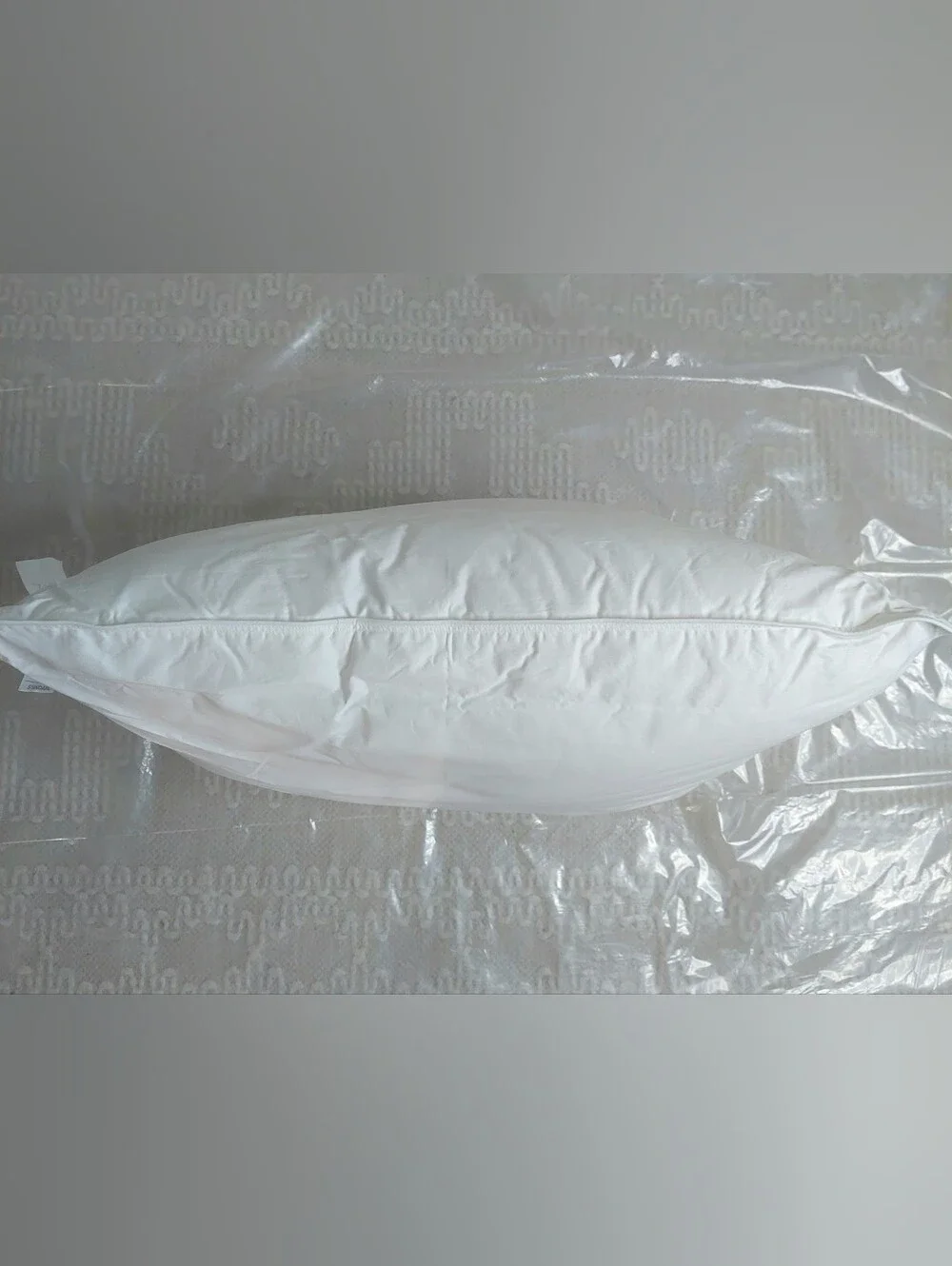 NWOT- Quince Standard White Goose Down Pillow ( Soft/ Medium)(P42)